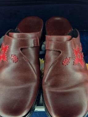 NWOT Clarks Burgundy Leather Mules in Size 11 Medium